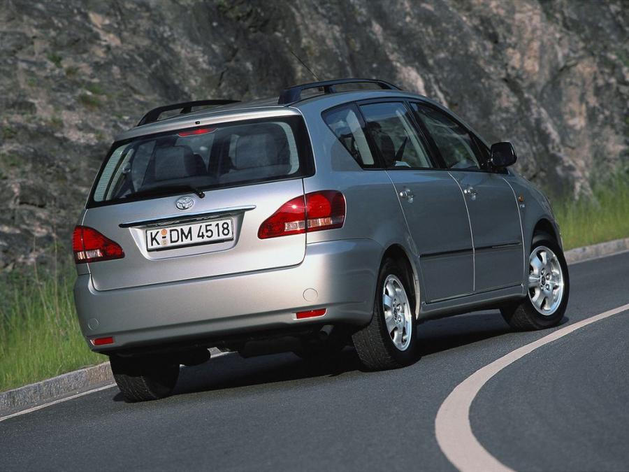  Toyota Avensis Verso 2001 года  (фото 16 из 18)